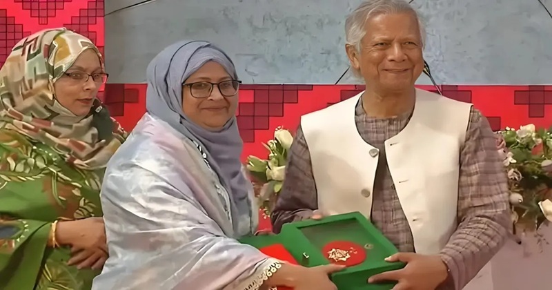 স্বাধীনতা পুরস্কার তুলে দিলেন প্রধান উপদেষ্টা