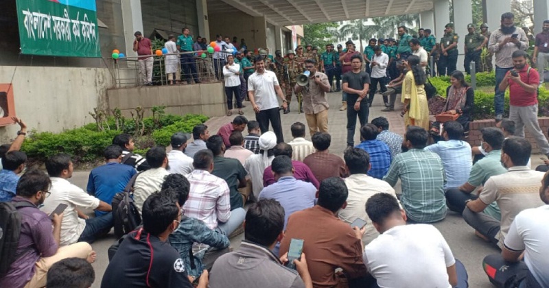 বিসিএস লিখিত পরীক্ষা পেছাতে ৩ দিনের আলটিমেটাম