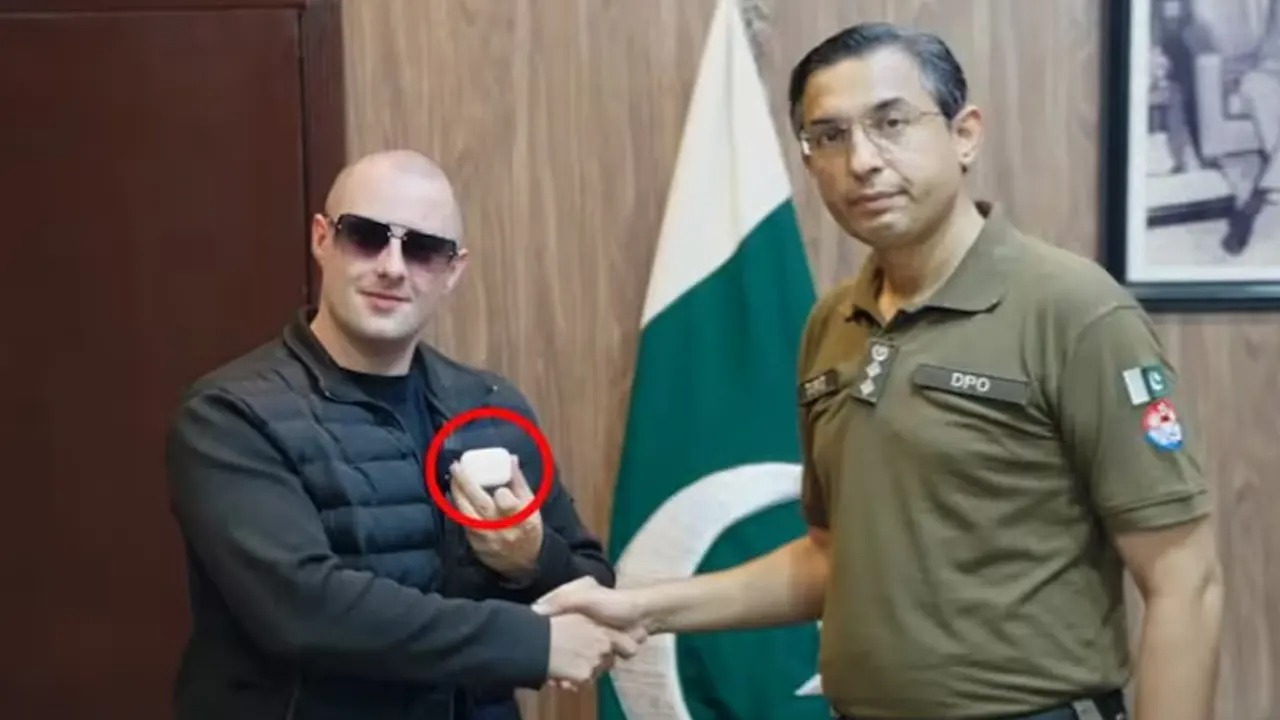 চুরি যাওয়া এয়ারপড খুঁজতে পাকিস্তানে ব্রিটিশ ইউটিউবার!