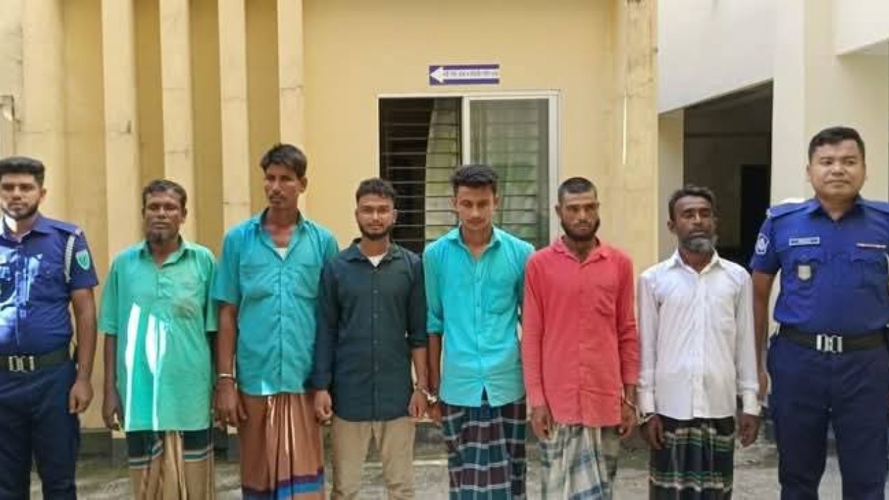 নৌপথে চাঁদাবাজি: গোয়াইনঘাটে যৌথ অভিযানে দেশীয় অস্ত্রসহ আটক ৬