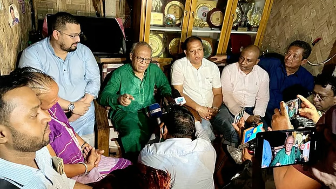 ফুটবলার ঋতুপর্ণার অসুস্থ মায়ের পাশে বিএনপি, তারেক রহমানের পক্ষ থেকে সহায়তা প্রদান