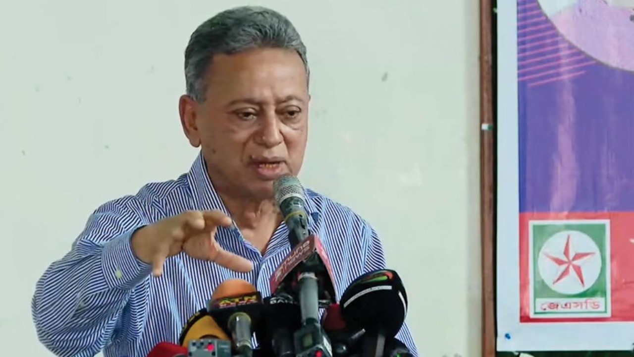 “শেখ হাসিনা নিজেকে দানব রূপে পরিণত করেছেন” — আমির খসরু