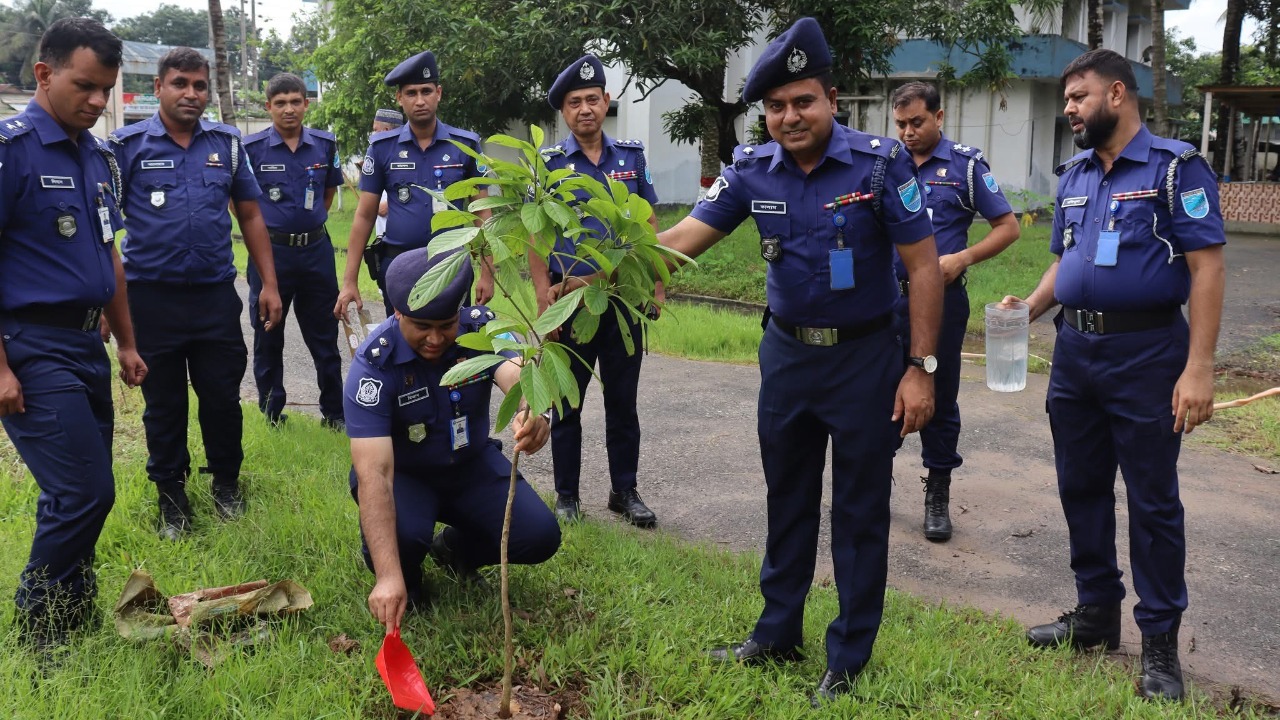 সখিপুর থানা বার্ষিক পরিদর্শনে পুলিশ সুপার টাঙ্গাইল