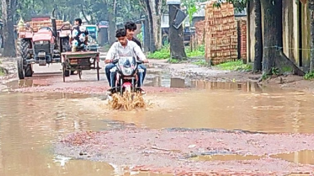 সখিপুর-শালগ্রামপুর-কচুয়া-আড়াইপাড়া সড়ক: চলাচলে নরকযন্ত্রণার চিত্র, জনদুর্ভোগ চরমে