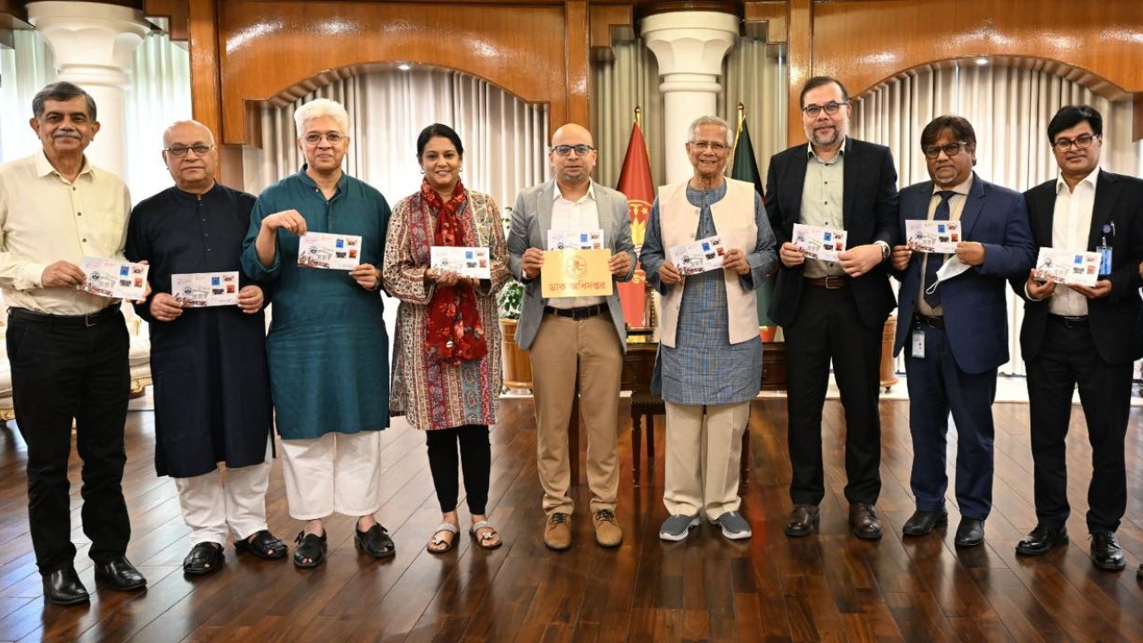জুলাই গণঅভ্যুত্থান দিবস উপলক্ষে স্মারক ডাকটিকিট অবমুক্ত করলেন প্রধান উপদেষ্টা ইউনূস