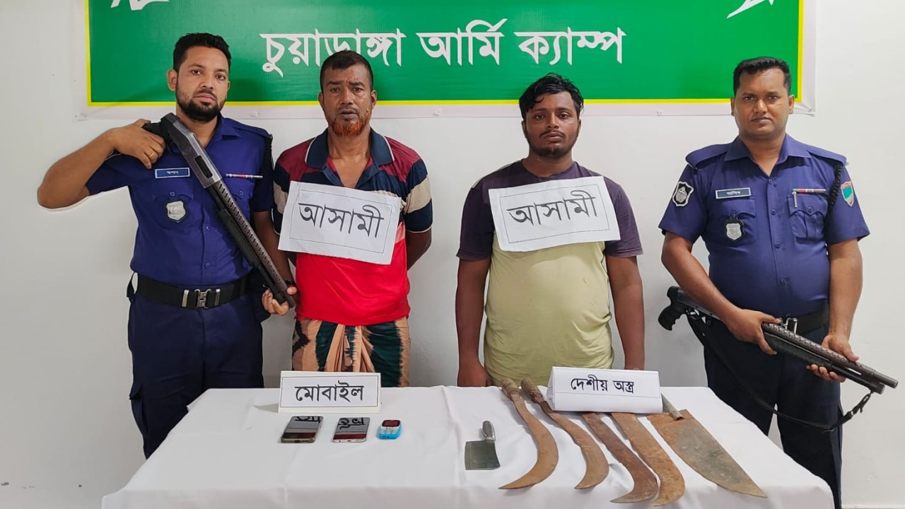 চুয়াডাঙ্গায় সেনাবাহিনী-পুলিশ যৌথ অভিযানে দেশীয় অস্ত্রসহ আটক ২