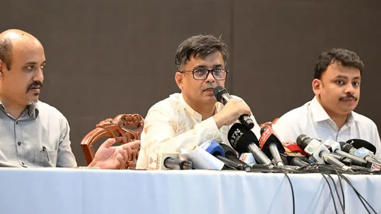“দেশের বাইরে আওয়ামী লীগ কী করছে, নজর রাখছে সরকার” — প্রেস সচিব শফিকুল আলম